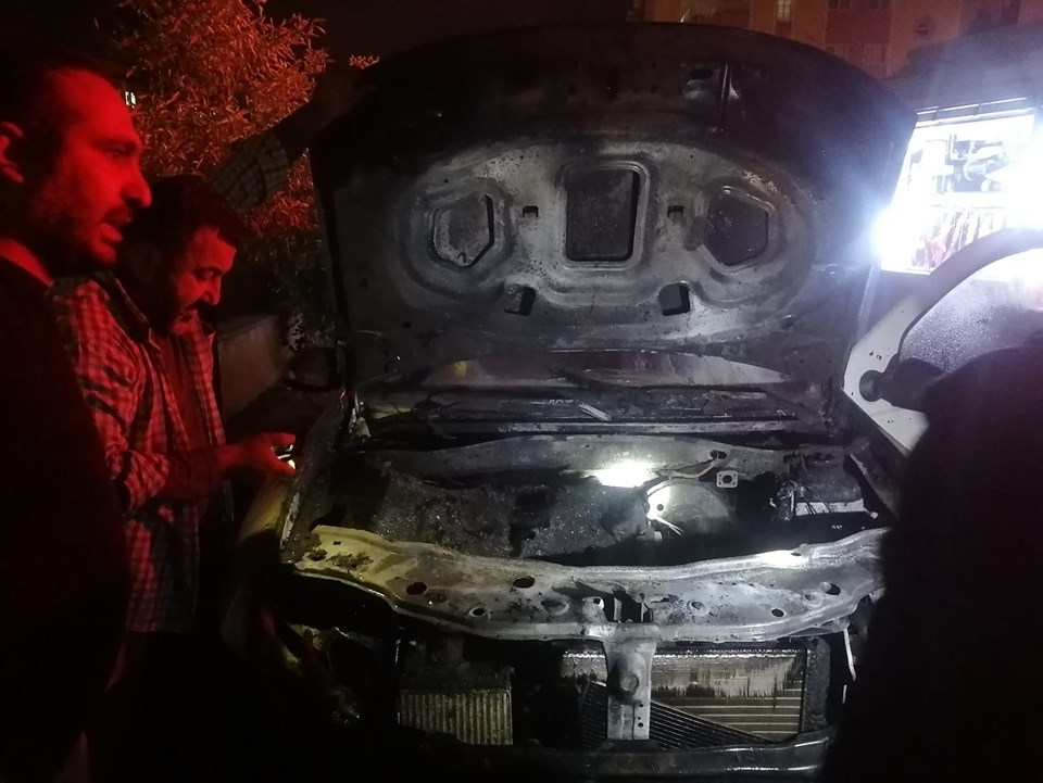 Gündüz bakım yaptırdığı otomobili akşam alev alev yandı - 1