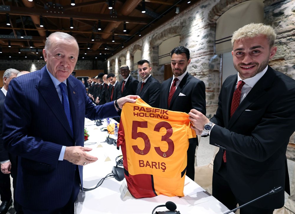 Erdoğan, şampiyon Galatasaray'ı kabul etti: Osimhen ve Muslera'dan hediye 4 Cumhurbaşkanı Erdoğan, şampiyon Galatasaray'ı kabul etti: Osimhen ve Muslera'dan hediye - 4
