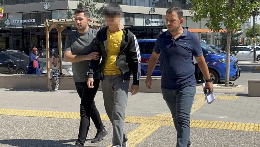 Ağabeyini öldürdü