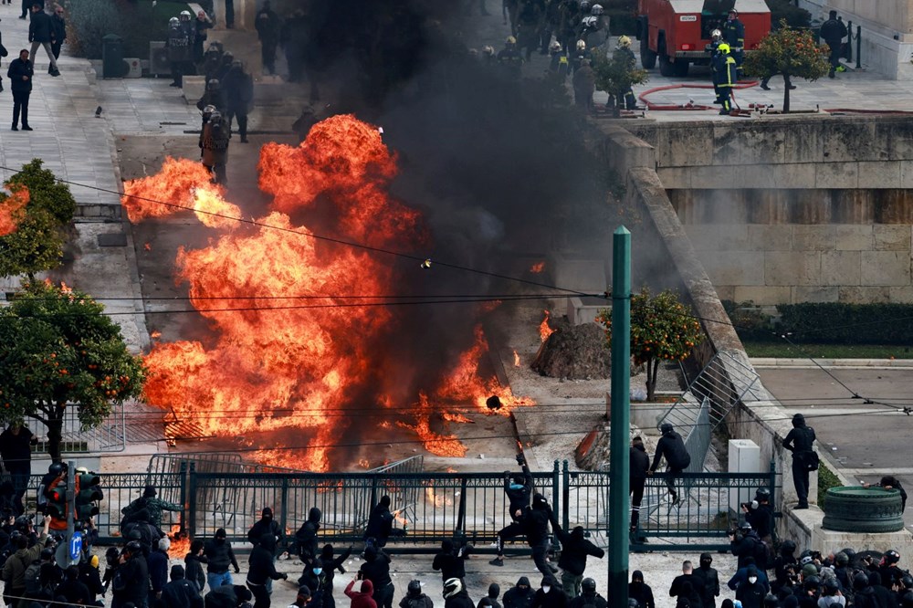 Yunanistan’da hayat durdu: Binlerce kişi hükümeti protesto ediyor - 5