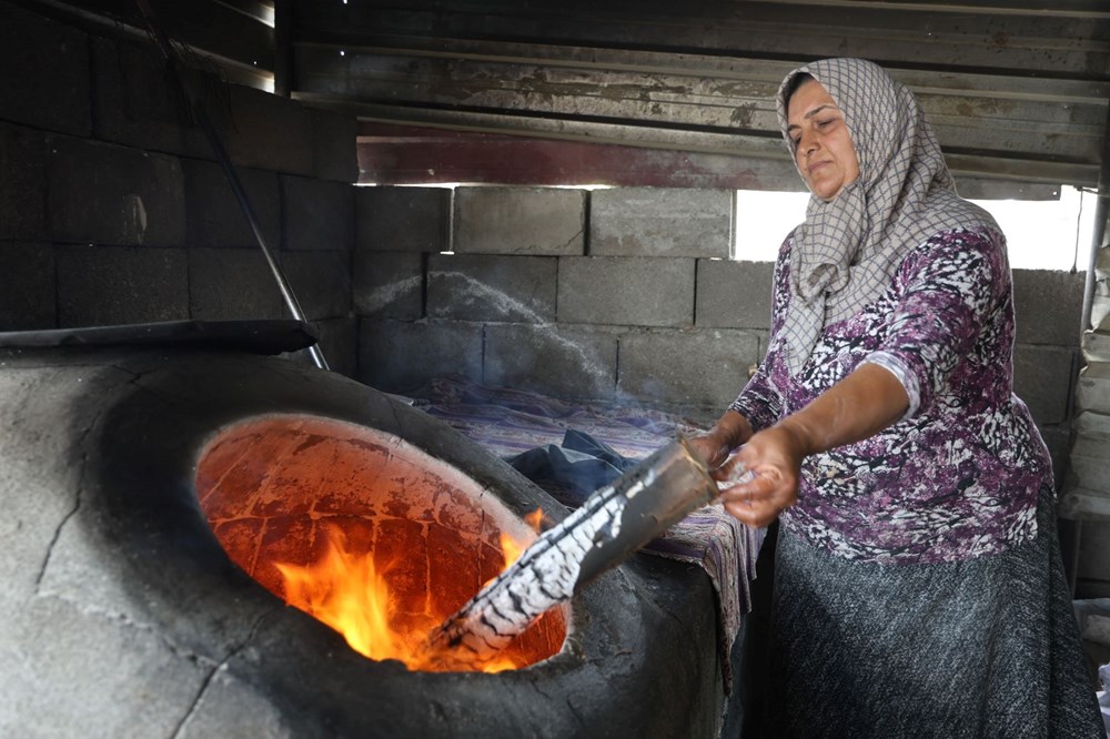 45 derece havada zorlu mesai: Alevlerin başında ekmek parası kazanıyorlar - 1