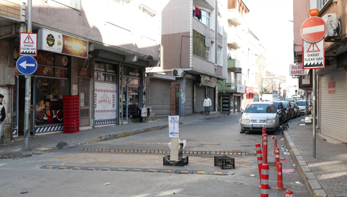 Bağcılar'da kapana takılan takılana | Otomobillerin lastikleri patladı Bağcılar'da kapana takılan takılana | Otomobillerin lastikleri patladı