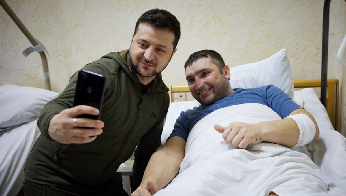 Ukrayna Devlet Başkanı Zelenski, yaralı askerleri ziyaret etti