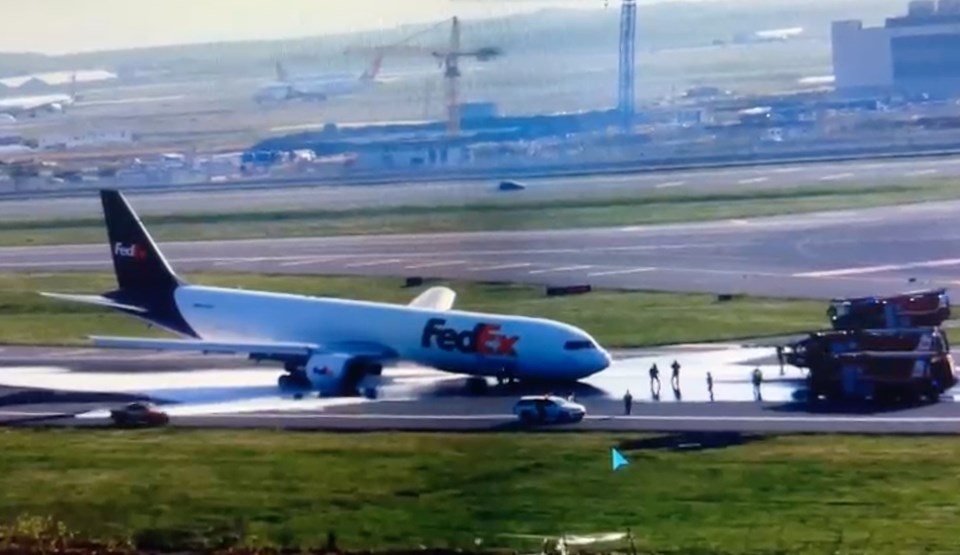 İstanbul Havalimanı'nda kargo uçağı gövde üzeri iniş yaptı - 2