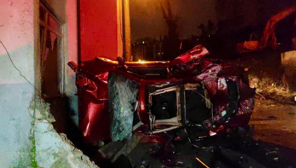 İzmit'te otomobil duvara çarptı: Anne ve baba öldü, kızları ağır yaralı