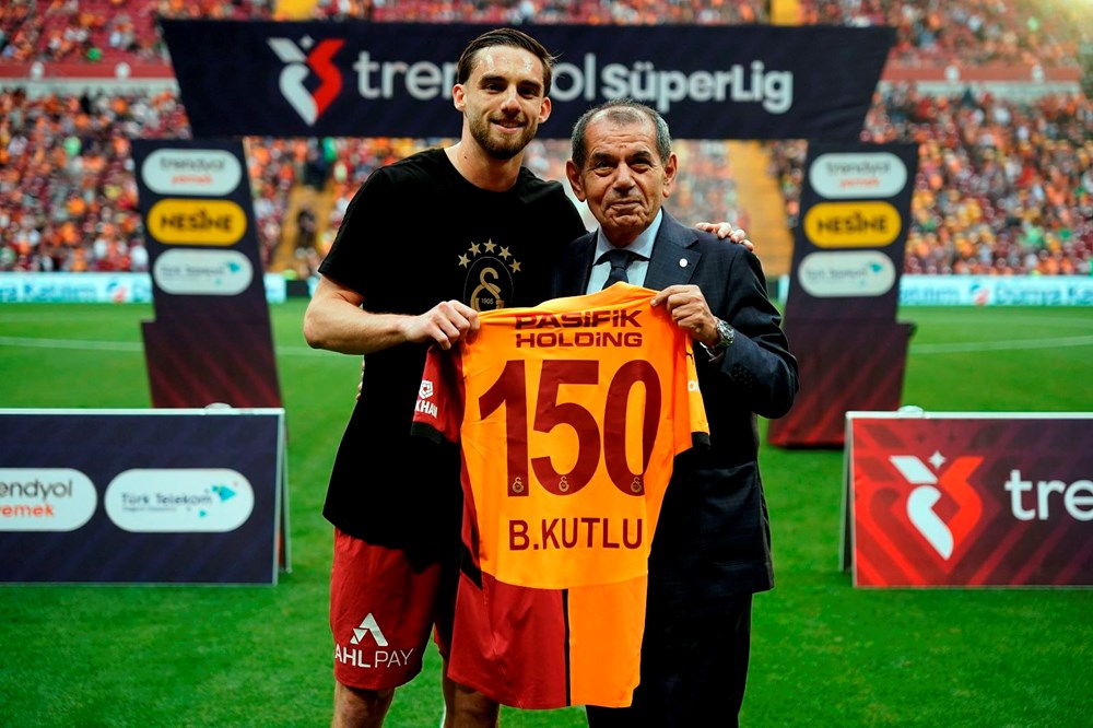 Osimhen alana çıktı, o müzik çaldı: Galatasaray taraftarı eşlik etti 81 gY BIfVlUi5wAqRCchkKg