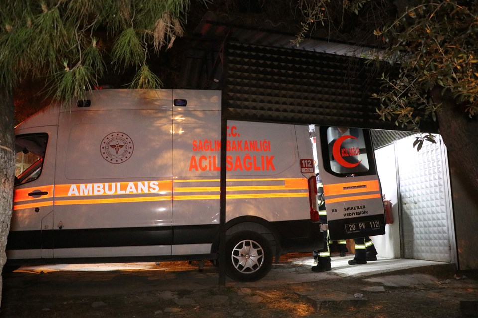 Denizli'de ambulansta oksijen tüpü parladı: 2 görevli yaralandı - 1