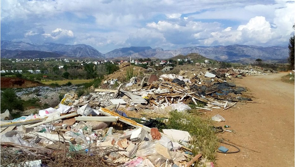 Manavgat'ta tepki çeken görüntü: Evlerin hafriyatı ormana döküldü
