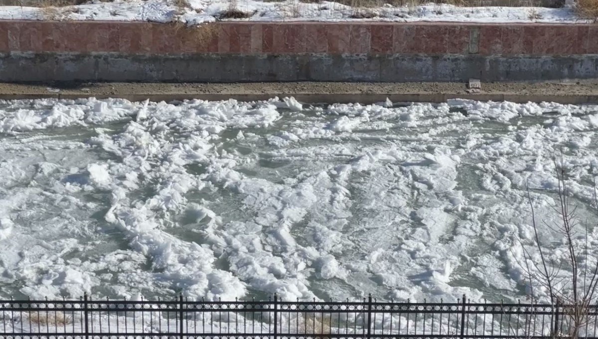 Doğu Karadeniz’de dondurucu soğuk: Çoruh Nehri buz tuttu