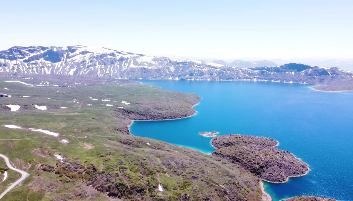 Nemrut Krater Gölü'nde 2 mevsim bir arada: Doğusunda kış, batısında bahar yaşanıyor