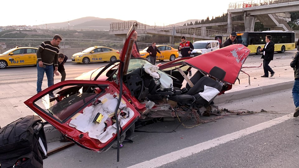Maltepe'de feci kaza: Otomobil ikiye bölündü - 1