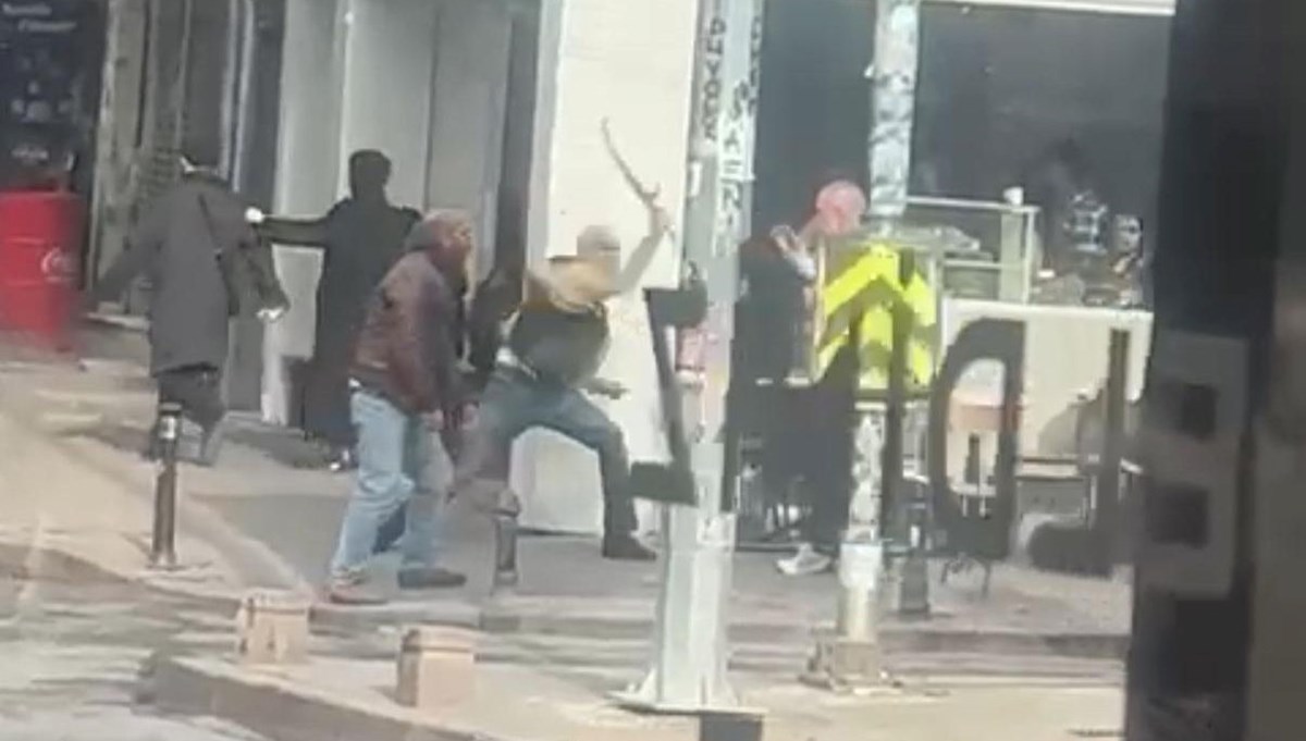 Cihangir'de kılıçlı saldırı: Ortalık savaş alanına döndü Cihangir'de kılıçlı saldırı: Ortalık savaş alanına döndü