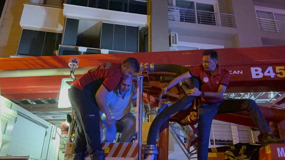 Mersin'de apartmanda yangın: 4'ü itfaiye eri 19 kişi dumandan etkilendi - 1