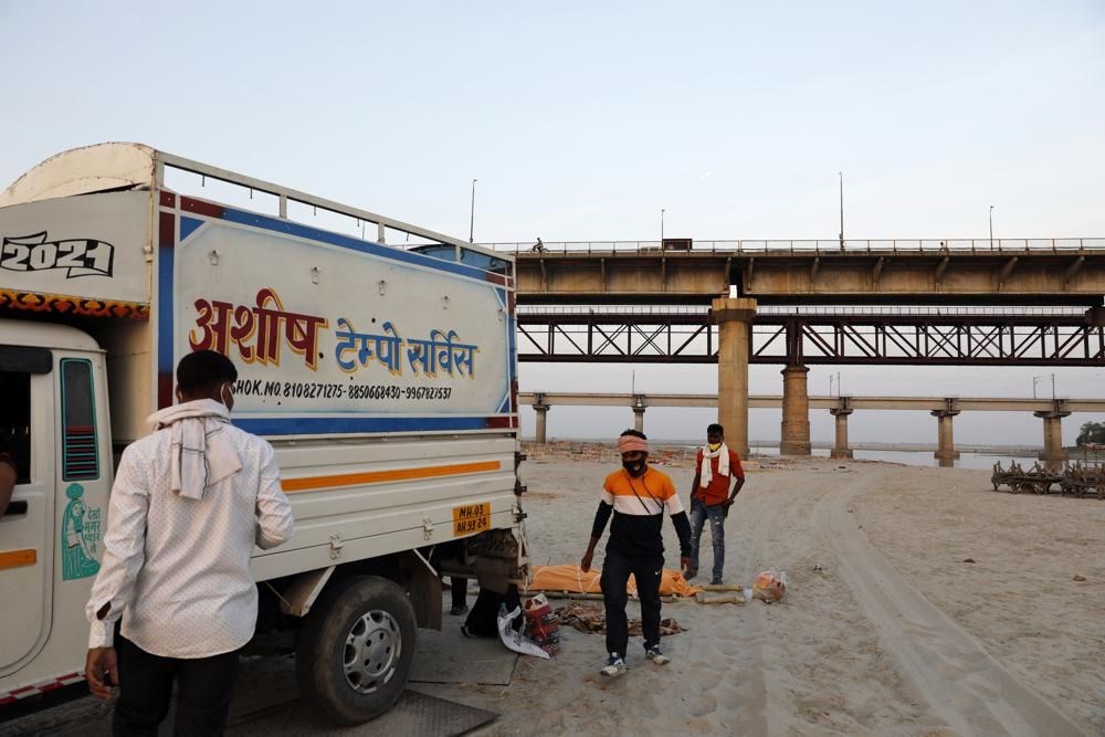 Hindistan’da yağmur, Ganj nehri kıyılarına gömülmüş yüzlerce ceseti ortaya çıkardı - 4
