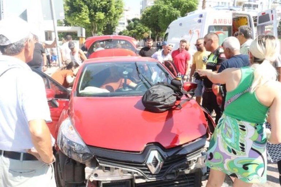 Antalyasporlu futbolcu Naldo'nun ailesi kaza geçirdi: Araçtan fırlayan oğlunun durumu ağır - 1