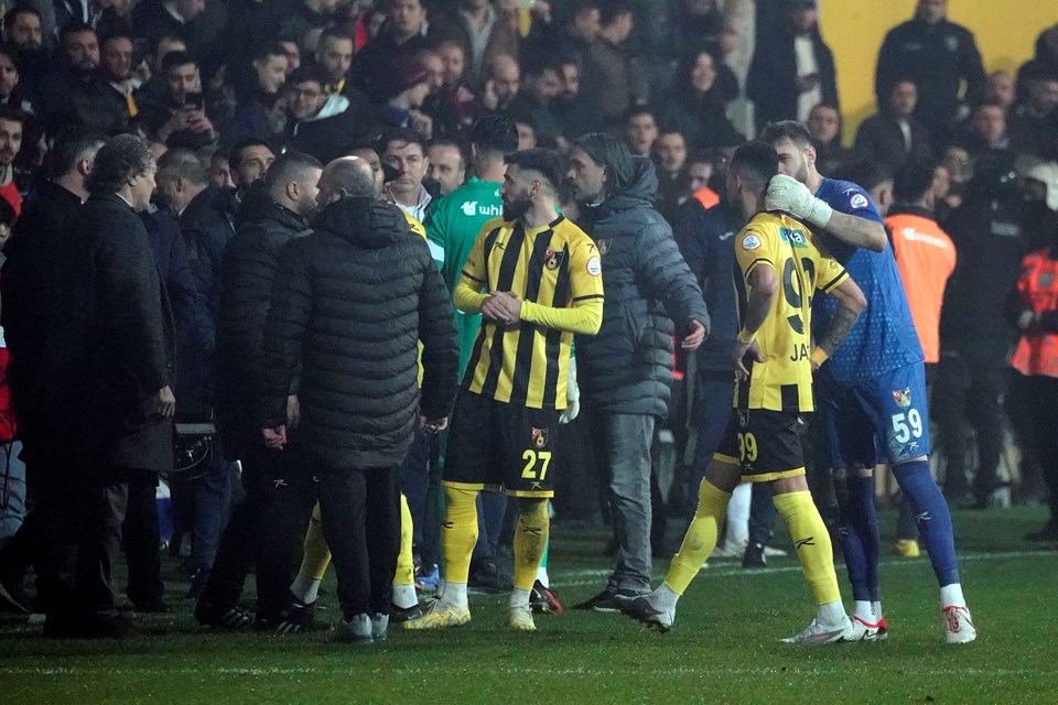 Takımı sahadan çeken İstanbulspor Başkanı Ecmel Faik Sarıalioğlu: Ceza gelmiş küme düşmüşüz sorun değil - 1