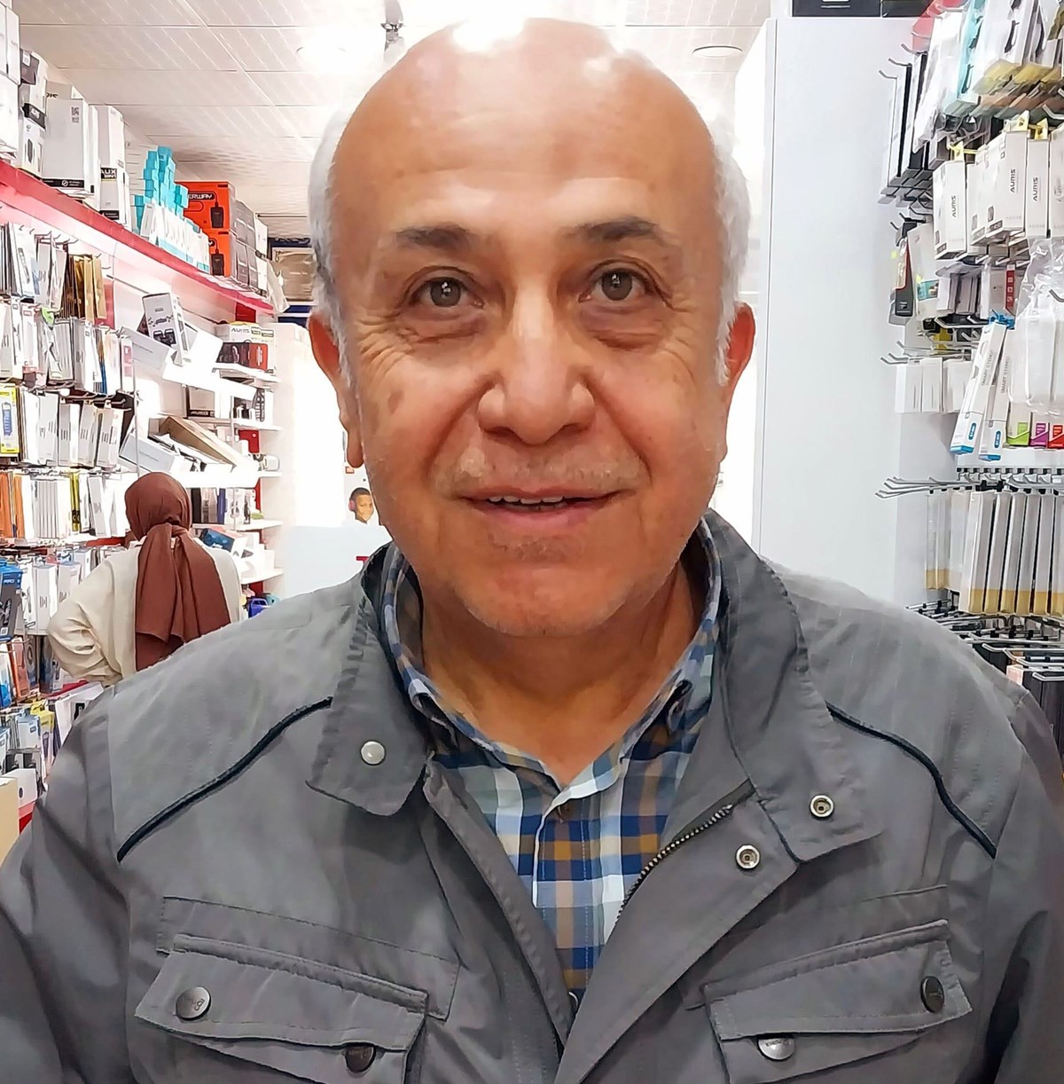 Site yöneticisi emekli öğretmen Hüseyin Cahit Erdoğan. Site yöneticisi emekli öğretmen Hüseyin Cahit Erdoğan.