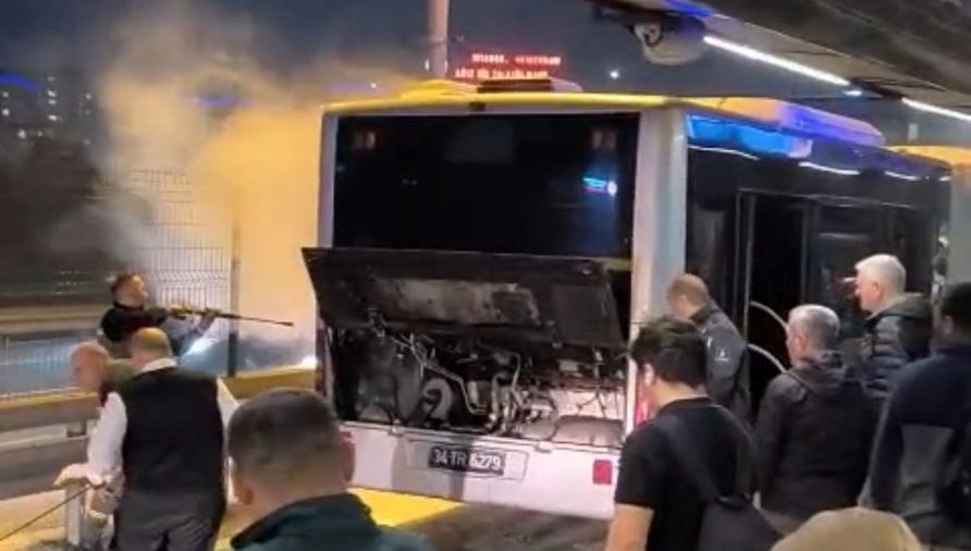 Kağıthane'de metrobüste yangın