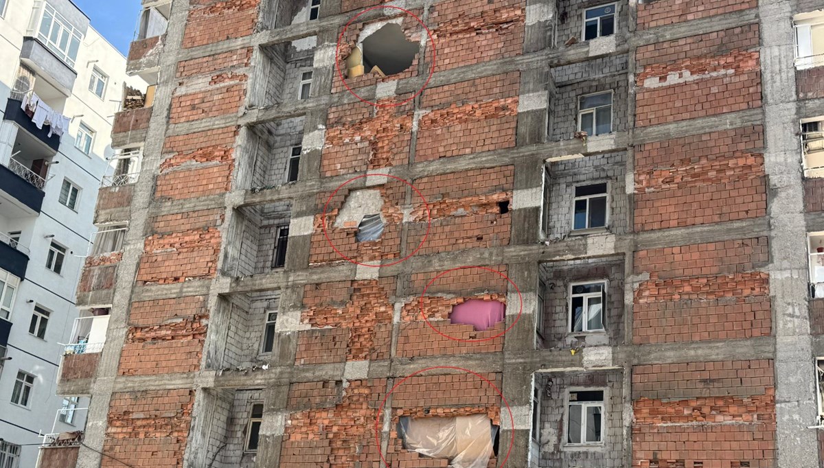 Yıkım sırasında zarar gören binada yaşamaya devam ediyorlar