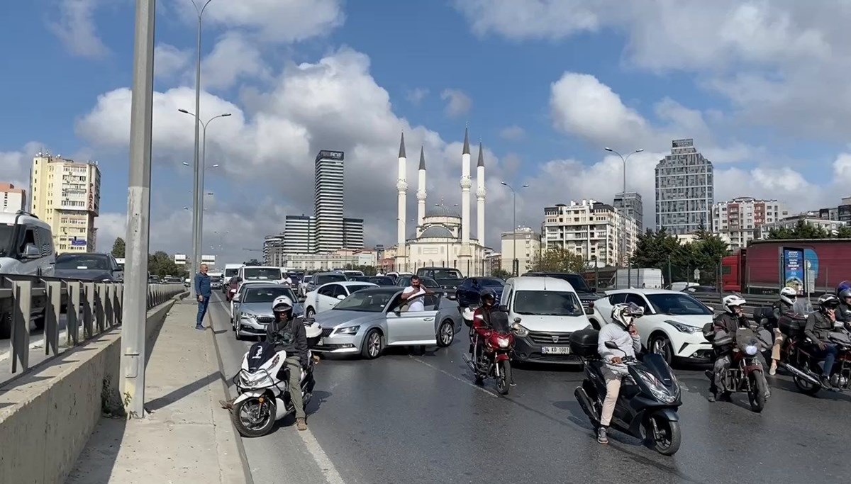 Beylikdüzü D-100 karayolunda hareketli dakikalar (Polis şüpheliyi ayağından vurdu)