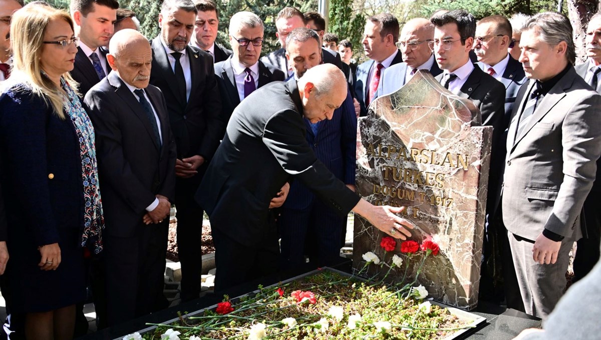 Bahçeli, Alparslan Türkeş'in kabrini ziyaret etti Bahçeli, Alparslan Türkeş'in kabrini ziyaret etti