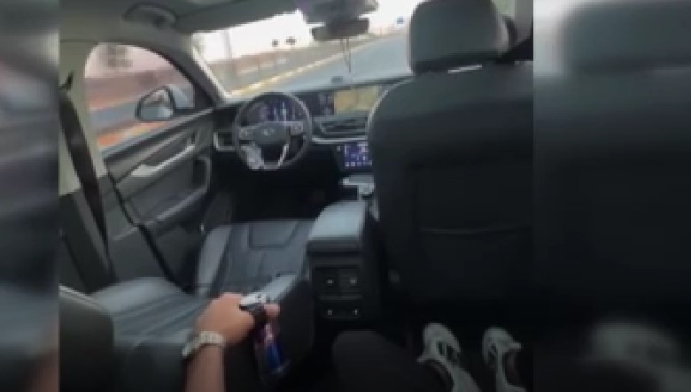 Direksiyonu bıraktı arka koltuğa geçip video çekti
