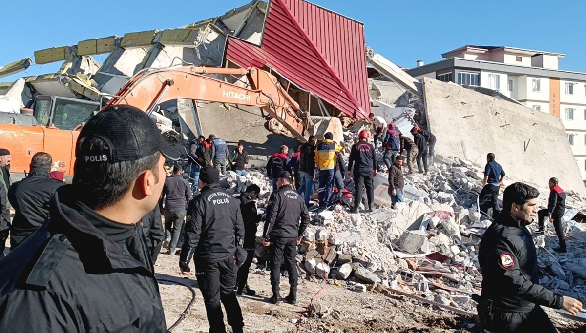 Kahramanmaraş’ta ağır hasarlı bina iş makinesinin üzerine devrildi: Operatör enkaz altında