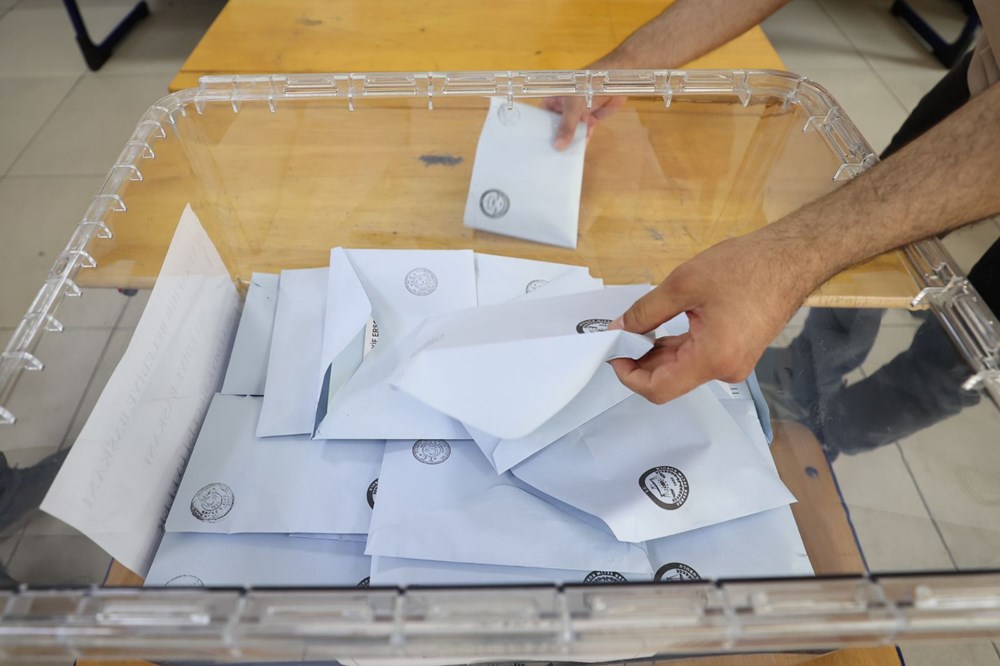 تركيا اليوم من فاز في المدن الكبرى؟ فاز حزب الشعب الجمهوري بـ 14 مقعدًا، بينما فاز حزب العدالة والتنمية بـ 12 من فاز في المدن الكبرى؟ فاز حزب الشعب الجمهوري بـ 14 مقعدًا، وفاز حزب العدالة والتنمية بـ 12 مدينة حضرية - 4