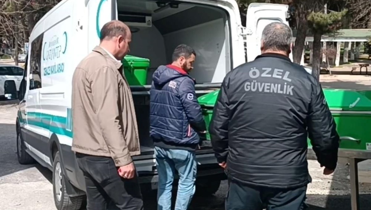 İki oğlunun bıçaklı saldırısına uğrayan baba hayatını kaybetti İki oğlunun bıçaklı saldırısına uğrayan baba hayatını kaybetti