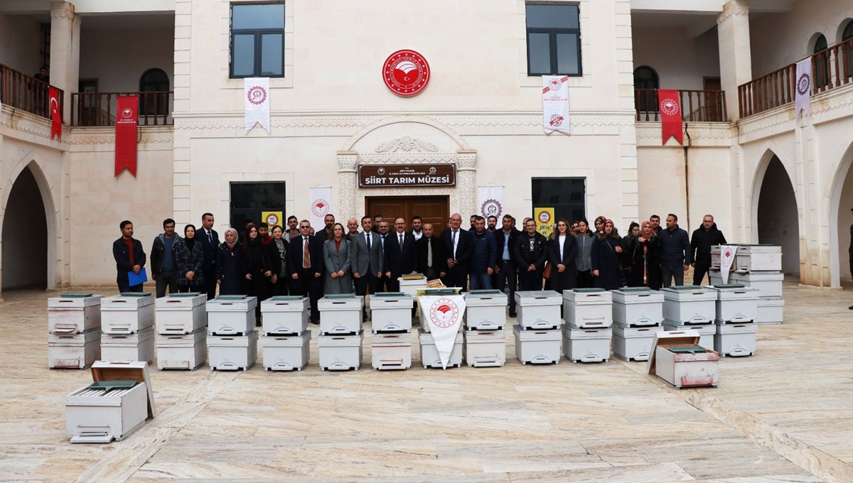 Siirt'te arıcılara yüzde 75 hibe ile kovan desteği sağlandı Siirt'te arıcılara yüzde 75 hibe ile kovan desteği sağlandı