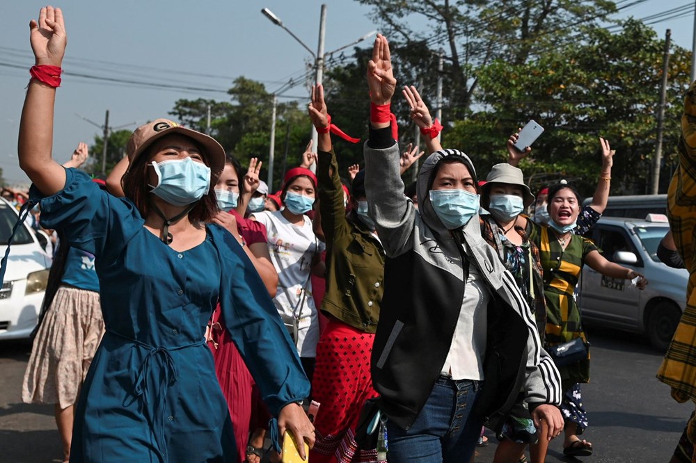 Myanmar'da on binlerce kişi cuntaya meydan okudu - 8