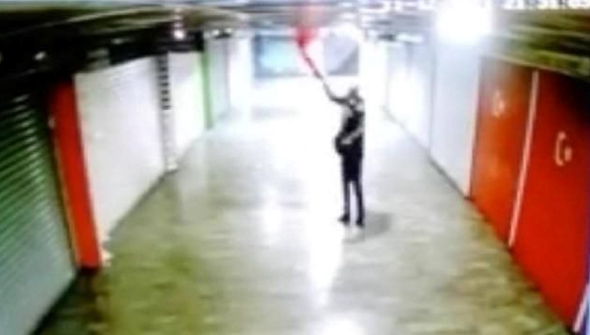 Türk bayrağını koparan 2 kişi gözaltına alındı