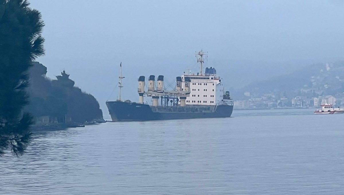 Yük gemisi İstanbul Boğazı'nda karaya oturdu