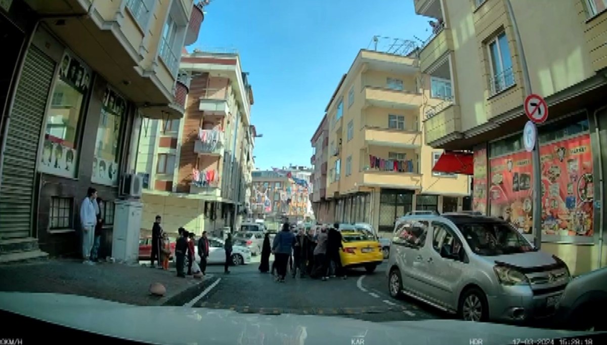 Trafikte yol verme tartışması: Cama yumruk atarak kırdı Trafikte yol verme tartışması: Cama yumruk atarak kırdı
