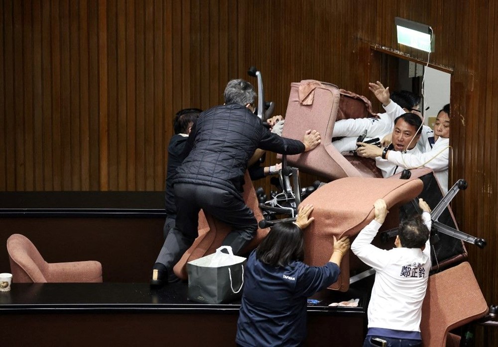 Sandalyelerle barikat kuruldu, parlamento savaş alanına döndü! - 6