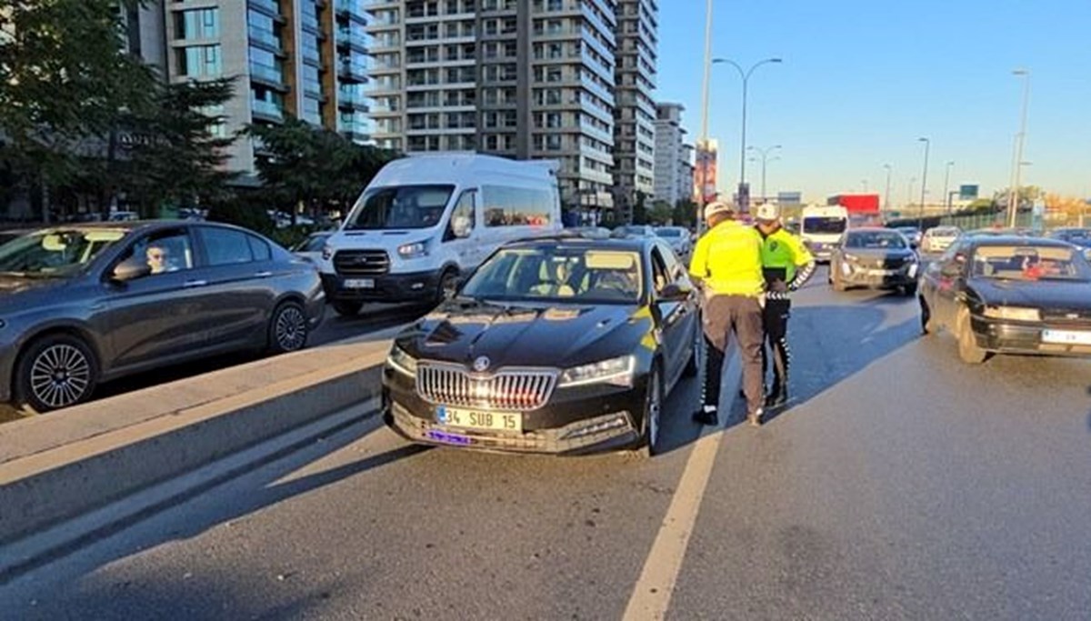 Usulsüz çakar ve siren denetiminde sürücülere para cezası Usulsüz çakar ve siren denetiminde sürücülere para cezası