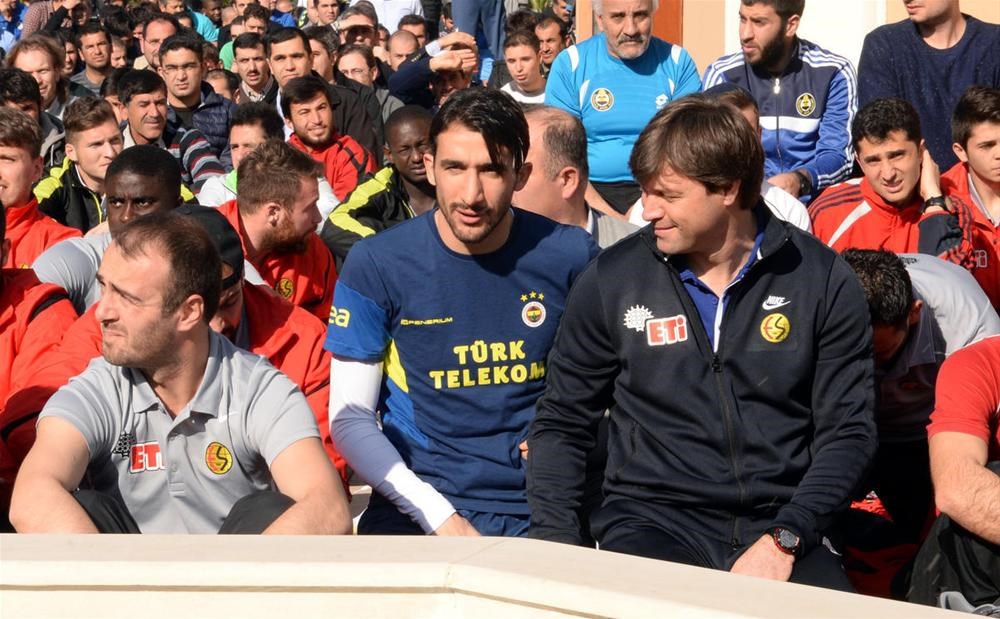 Futbolcular 'Dinler Bahçesi'nde namaz kıldı - 1