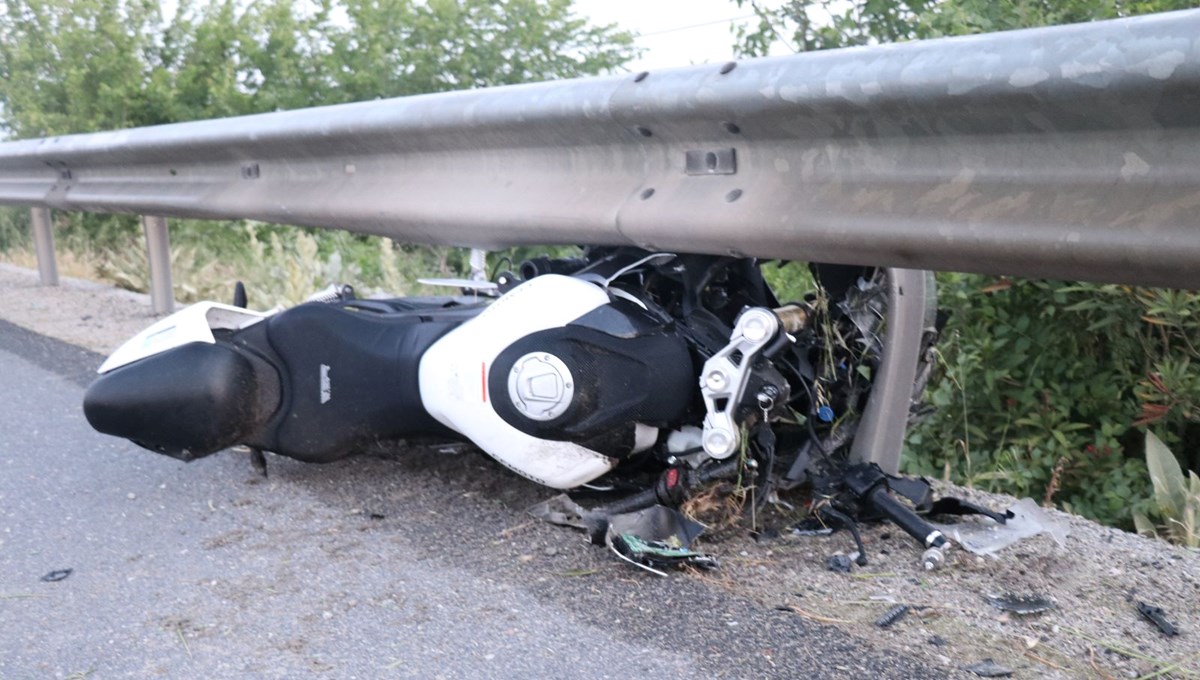 Bariyerlere çarparak 27 metre savruldu: Motosiklet sürücüsü hayatını kaybetti