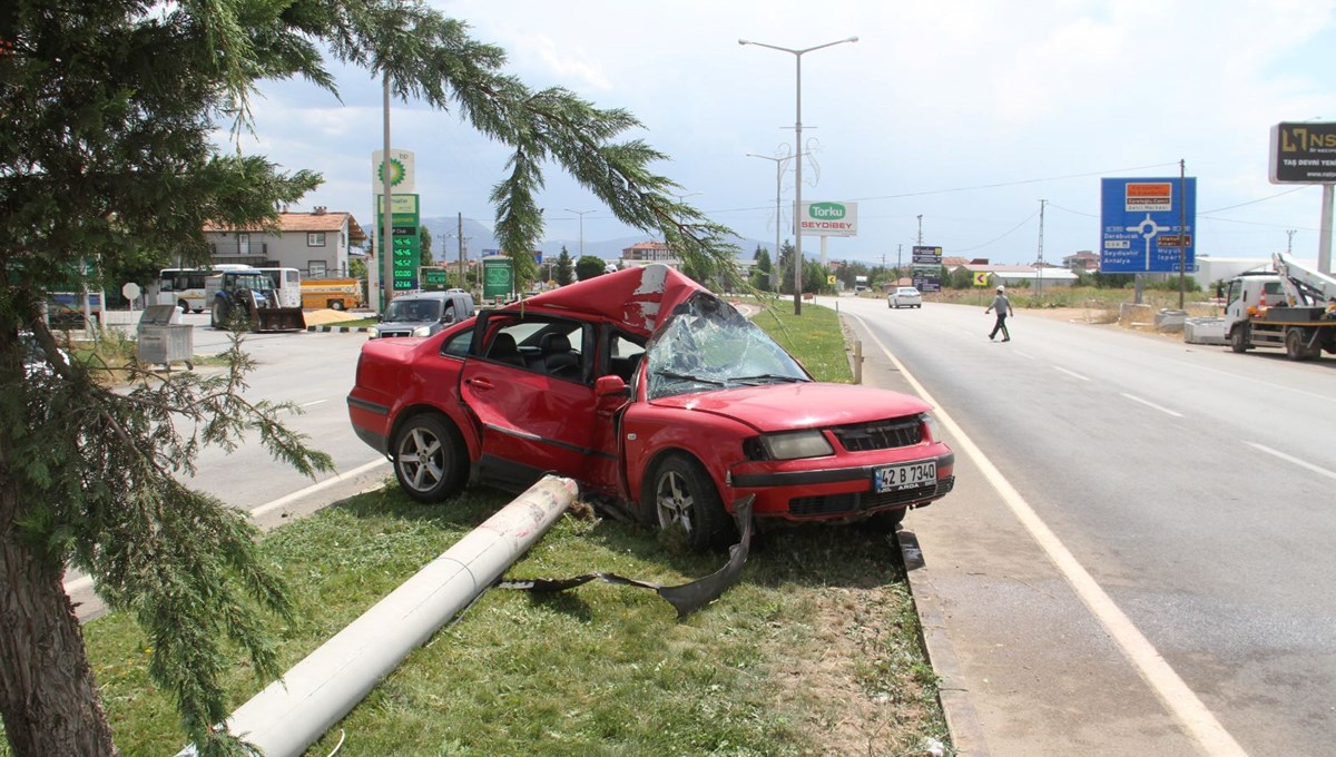 Konya'da otomobil aydınlatma direğine çarptı: 2 yaralı