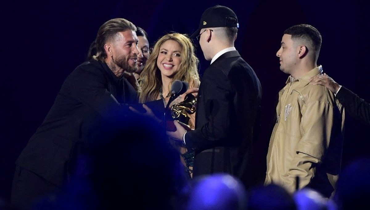 Sergio Ramos'tan Pique'den boşanan Shakira'ya ödül Sergio Ramos'tan Pique'den boşanan Shakira'ya ödül