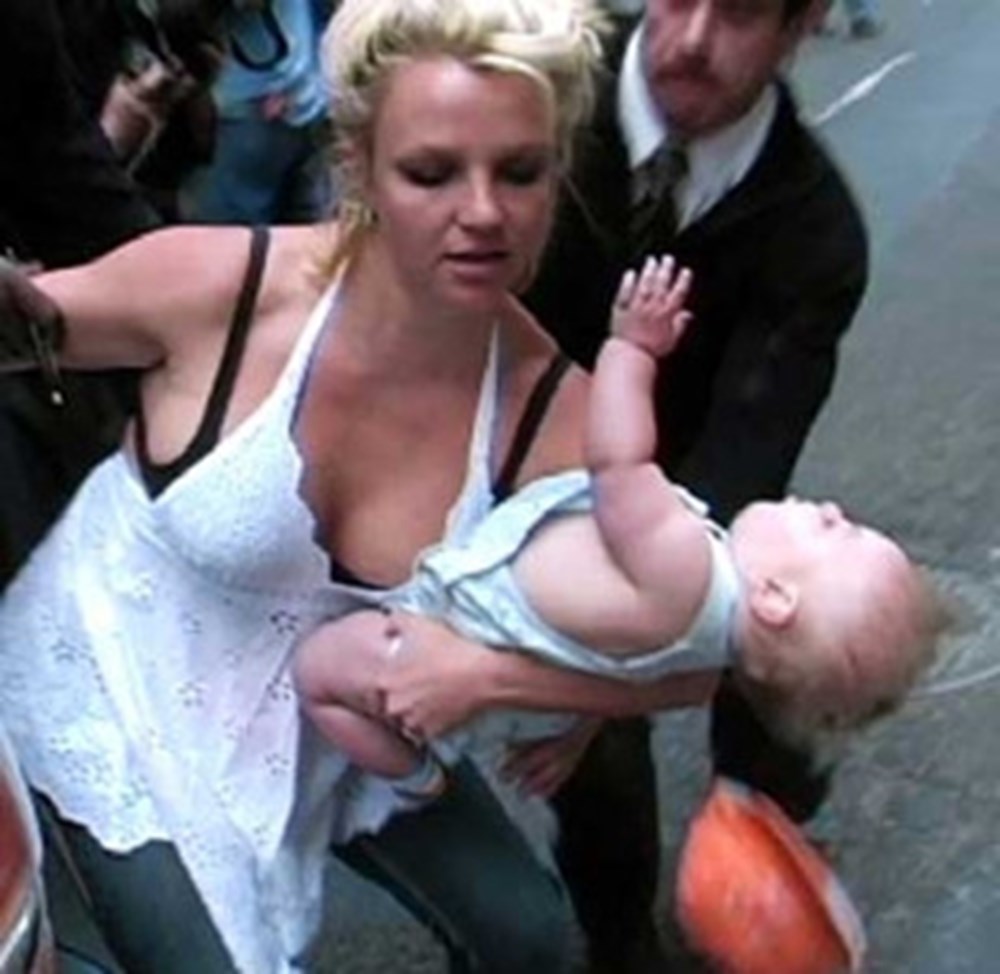 5 худших мам. Бритни Спирс 2006 ребенок. Britney Spears родители. Бритни Спирс 2006 уронила ребенка. Бритни Спирс худшие фото.