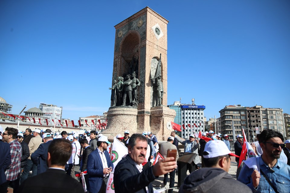 Sendikalar Taksim'deki Cumhuriyet Anıtı'na çelenk bıraktı - 1