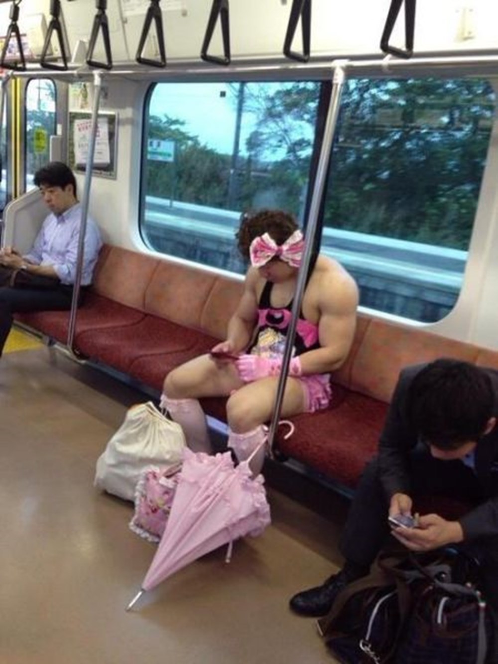 Хороший извращенец. Японки в общественном транспорте. Извращенцы в метро Японии. Японские девушки в общественном транспорте. Японки в общественном месте.