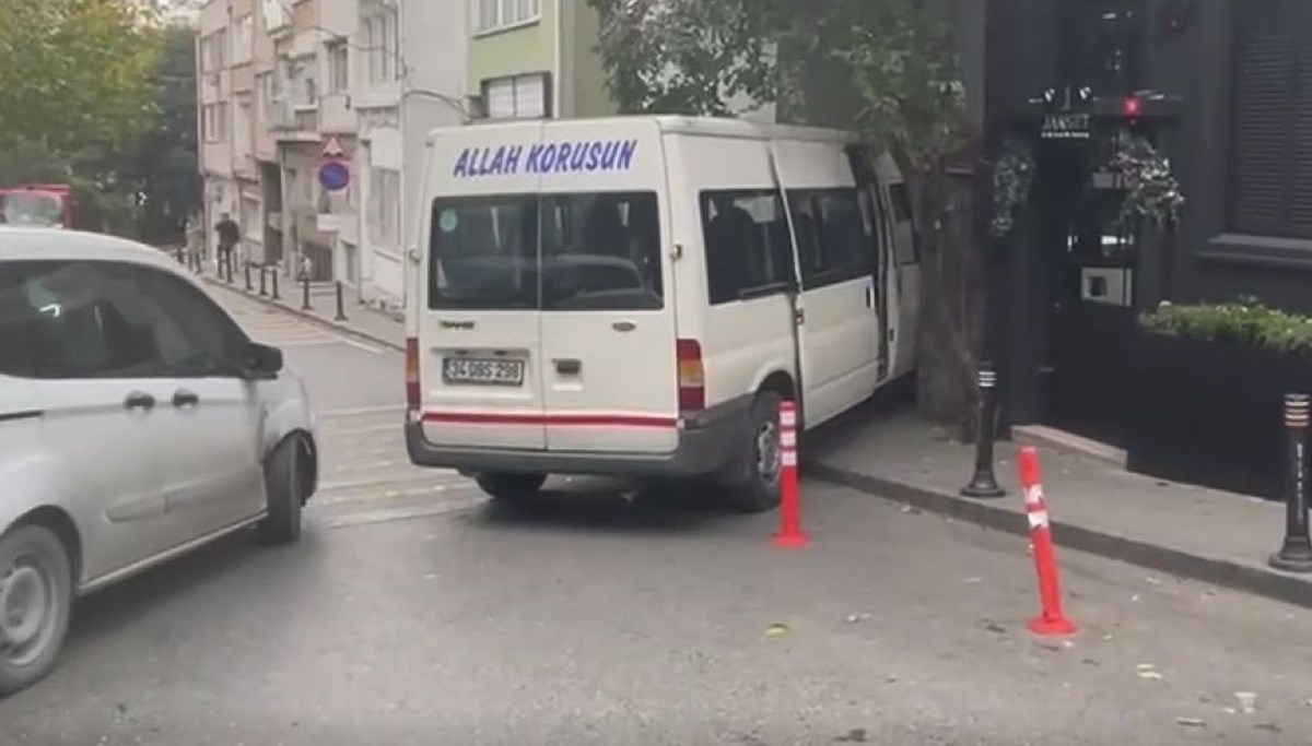 Beşiktaş'ta minibüs doğalgaz kutusuna çarptı