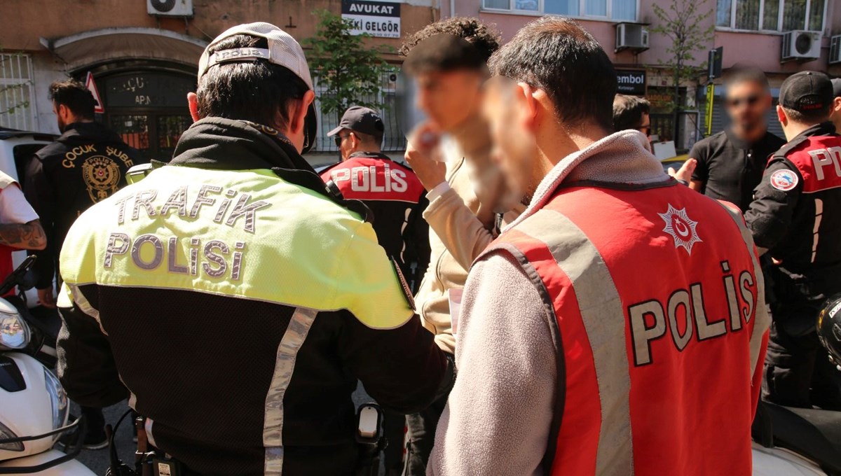 İstanbul'da okul önlerinde denetim: Aranan 3 bin 708 kişi yakalandı İstanbul'da okul önlerinde denetim: Aranan 3 bin 708 kişi yakalandı