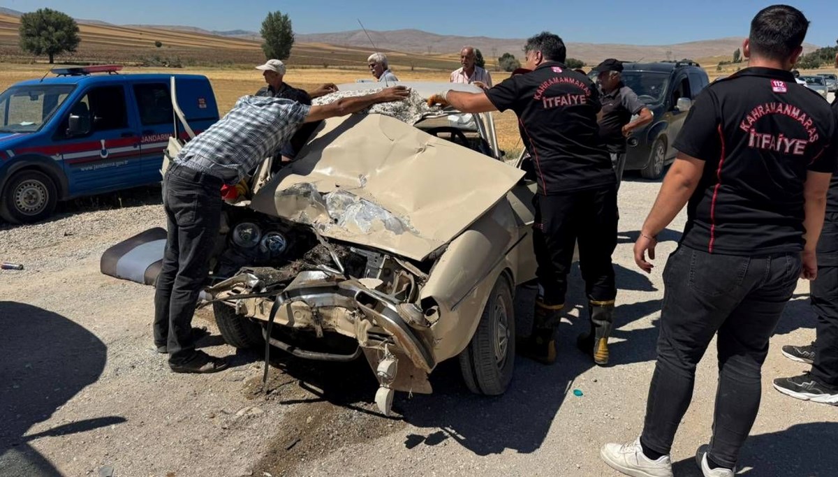 Kamyonet ile otomobil çarpıştı