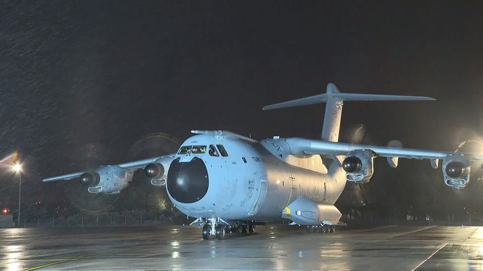 Kiev'de mahsur kalan iki kargo uçağı yurda döndü - 1