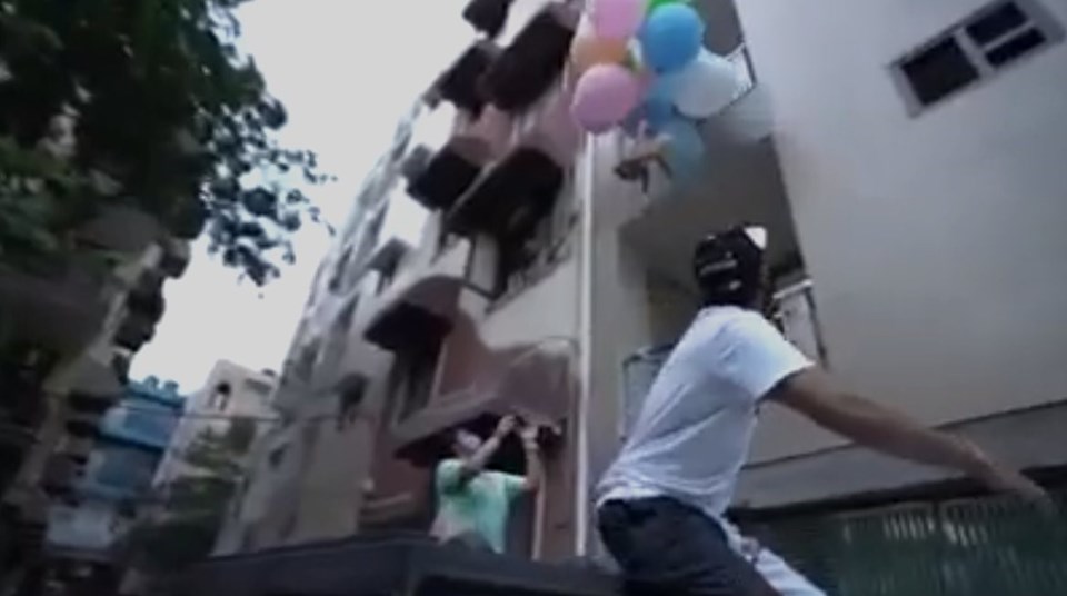Hindistan'da köpeğini balonlara bağlayarak uçurmaya çalışan Youtuber gözaltına alındı - 1