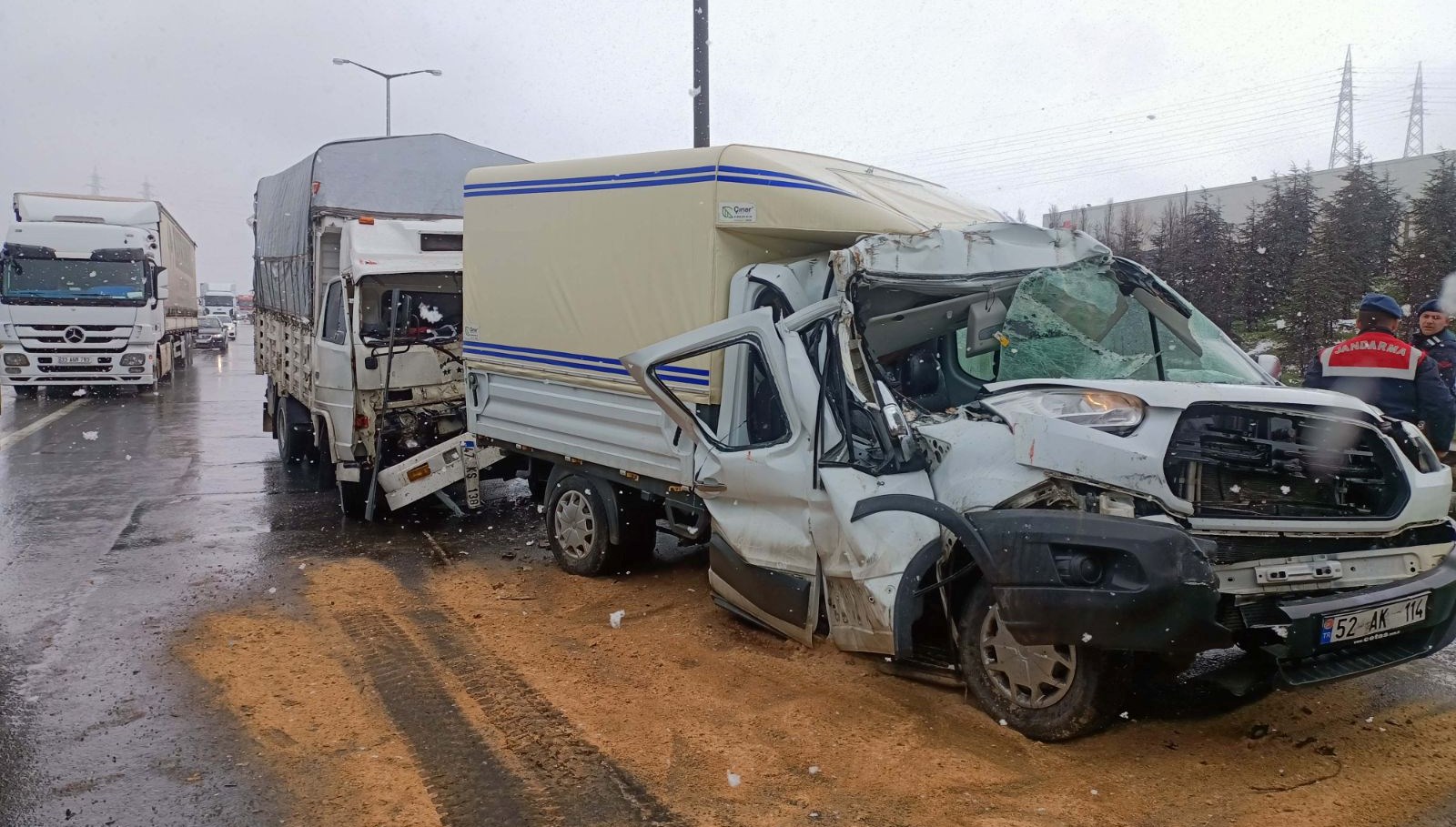 Büyükçekmece TEM'de 100 metre arayla 2 zincirleme kaza