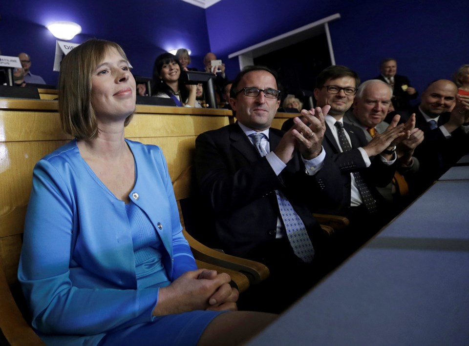 Dört çocuk annesi 46 yaşındaki Kersti Kaljulaid ülkesinin ilk kadın cumhurbaşkanı seçildi. 
